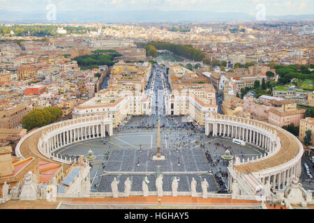 Vista aerea di Roma come si vede dalla Basilica Papale di San Pietro Foto Stock