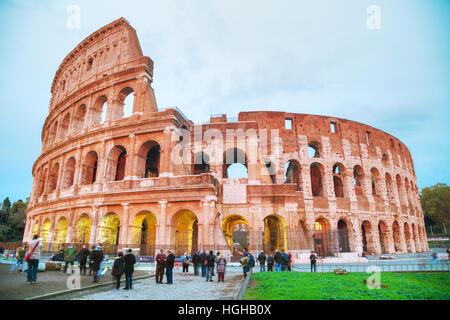 Roma - novembre 08: il Colosseo o Anfiteatro Flavio con la gente di notte il 8 novembre 2016 a Roma, Italia. Foto Stock