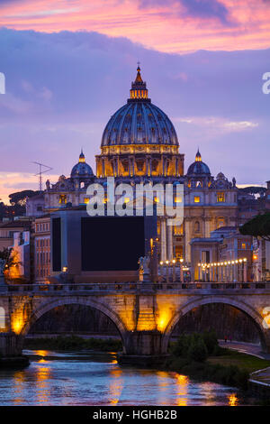 La Basilica Papale di San Pietro in Vaticano città di notte Foto Stock