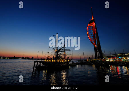 Emirates Spinnaker Tower al tramonto con il galeone ormeggiato fino Portsmouth Hampshire Foto Stock