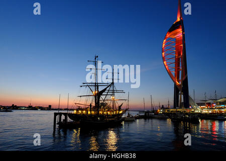 Emirates Spinnaker Tower al tramonto con il galeone ormeggiato fino Portsmouth Hampshire Foto Stock