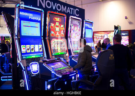 Sofia, Bulgaria - 24 Novembre 2016: un uomo gioca su una slot machine in un casinò equipment exhibition in Inter Expo Center. Foto Stock