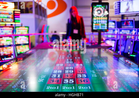 Sofia, Bulgaria - 24 Novembre 2016: Digital colouful moderno tavolo da roulette al casinò equipment exhibition. Il nuovo tavolo da gioco offre un personale m Foto Stock