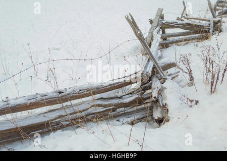 Neve invernale sullo sfondo di un gruppo rampa di recinzione di cedro con una spolverata di neve, Foto Stock