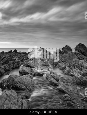 Spiaggia Spiaggia di roccia sul Cornish Coast, REGNO UNITO Foto Stock