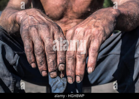 Carbone-bruciatori lavoratore uomo con le mani sporche. Foto Stock