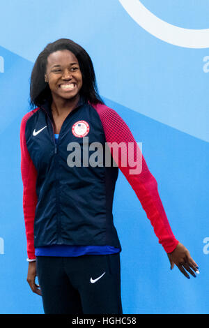 Rio de Janeiro, Brasile. 11 agosto 2016. Simone Manuel (USA) medaglia d'argento della donne 100m Freestyle Finale al 2016 Olimpiadi estive. Foto Stock