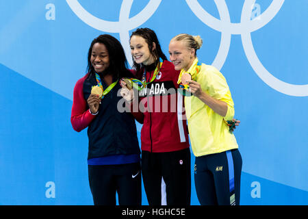 Rio de Janeiro, Brasile. 11 agosto 2016. Penny Oleksiak (CAN) vincitore della donne 100m Freestyle Finale con Simone Manuel (USA) argento e Sarah Sj Foto Stock