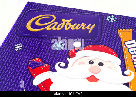 LONDON, Regno Unito - 4 gennaio 2017: una inquadratura ravvicinata della Cadbury logo su uno dei loro Natale caselle di selezione, il 4 gennaio 2017. Foto Stock