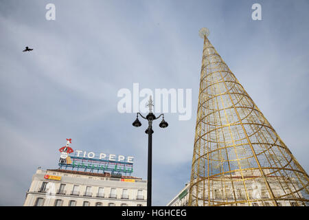 Madrid, Spagna: Moderno albero di Natale con il landmark Tío Pepe sign in il Puerta del Sol. Foto Stock