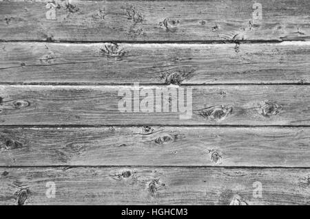Sullo sfondo di un paesaggio immagine orientata di 5 grunge sbucciato grigio argento weathered fienile schede con i residui di vernice b/w Foto Stock