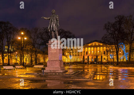 Il famoso poeta Aleksandr Pushkin statua vicino russo Art Museum di San Pietroburgo Foto Stock