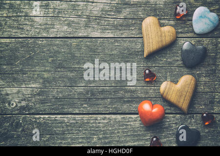 Vari i cuori sul tavolo di legno. Vista dall'alto. Foto Stock