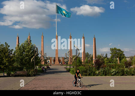 Ragazzo kazako che cavalca la sua bicicletta nel Parco dell'Indipendenza a Shymkent, Kazakhstan. Foto Stock