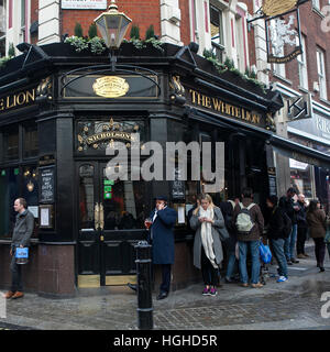 Londra - 27 Ottobre 2016: Locale bere birra, in piedi vicino al pub "The White Lion' Foto Stock