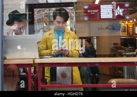 KING'S CROSS, LONDON, Regno Unito - 21 luglio 2016. La popolazione locale godendo della cultura dei caffè di King Cross a Londra mentre a bere caffè e la lettura in Pret Foto Stock