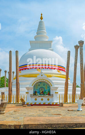 L'altare con la meditazione Buddha in Thuparamaya Dagoba tra la pietra ribaltata vatadage pilastri, Anuradhapura, Sri Lanka. Foto Stock