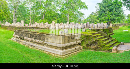 La Chapter House (Diyasen paya) di Jetavana Vihara con le rotture di colonne in pietra e mattone foundation, coperti di muschio, Anuradhapura, Sri Lanka. Foto Stock