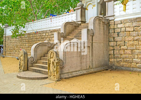 Incisa la scala che conduce al Bodhi Tree santuario di Jaya Sri Maha Bodhi, Anuradhapura, Sri Lanka. Foto Stock