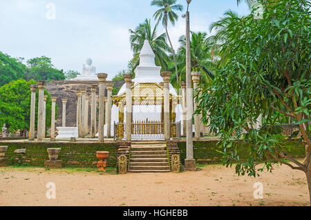 Il Tempio Mihintale è famoso luogo di pellegrinaggio buddista, situato sulla cima della montagna tra le foreste, Sri Lanka. Foto Stock