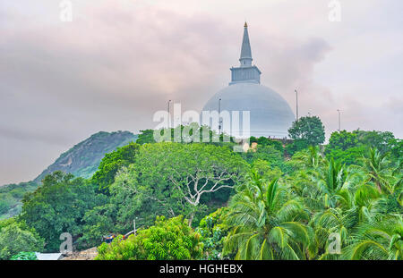 Maha Seya Stupa si trova sul livello superiore del tempio Mihintale - sulla parte superiore di Mahinda's Hill, Sri Lanka. Foto Stock