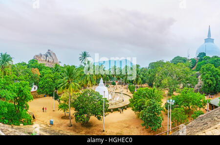 Panorama di Mihintale tempio - Il Dagoba Ambasthala, circondato da antichi vatadage pilastri, situato nella pianura tra le palme, il gala Aradhana Foto Stock