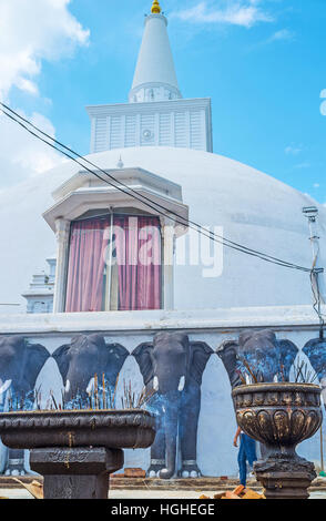 I bastoncini di incenso per il rituale di masterizzazione in pietra ciotola all'Ruwanwelisaya Stupa, circondato dalla parete con intonaco elefanti, Anuradhapura Foto Stock