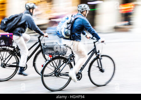 Foto di ciclisti nel traffico cittadino in motion blur Foto Stock