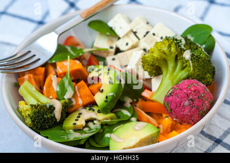 Vegano verde insalata con broccoli, la barbabietola e la patata dolce falafel. Foto Stock