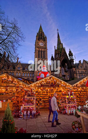 Manchester Mercatino di Natale e il Municipio in piazza Albert, Manchester centro città, Greater Manchester. In Inghilterra. Regno Unito.