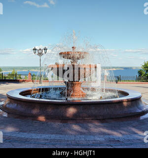 Fontana sull'argine del fiume Volga in Ulyanovsk Foto Stock