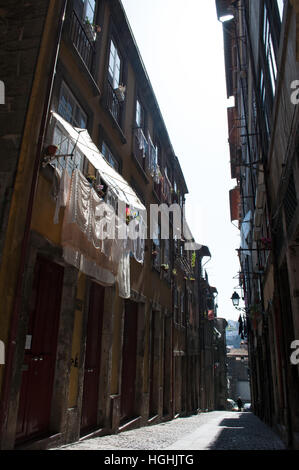 Portogallo: dettagli di strade e vicoli del porto con la vista dei palazzi della città vecchia e servizio lavanderia appesi ad asciugare Foto Stock