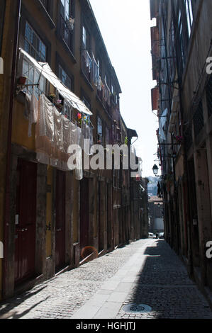 Portogallo: dettagli di strade e vicoli del porto con la vista dei palazzi della città vecchia e servizio lavanderia appesi ad asciugare Foto Stock