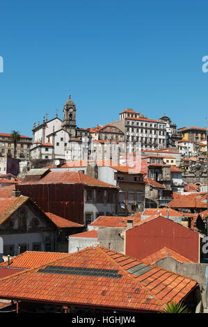 Il Portogallo, Europa: lo skyline del Porto con vista panoramica dei tetti rossi e i palazzi della città vecchia Foto Stock