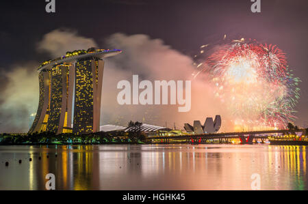 Nuovo anno fuochi d'artificio al di sopra di Marina Bay a Singapore Foto Stock