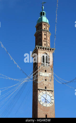 Alta torre campanaria dell'edificio storico chiamato Basilica Palladiana nella città di Vicenza in Italia con le luci di Natale Foto Stock