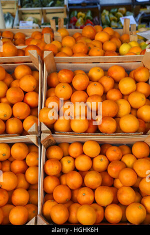 Molti cesto di arance coltivate con trattamenti naturali senza additivi chimici per la vendita nel mercato locale Foto Stock