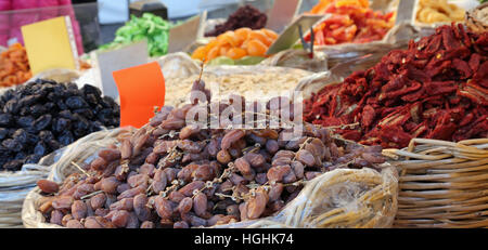 Cesto di datteri e pomodori secchi per la vendita nel mercato ortofrutticolo Foto Stock