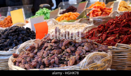 Cesto di datteri e pomodori secchi per la vendita nel mercato ortofrutticolo di Italia Foto Stock
