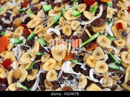 Sfondo con un sacco di frutta secca con banana cocco e altri frutti tropicali per la vendita al mercato Foto Stock