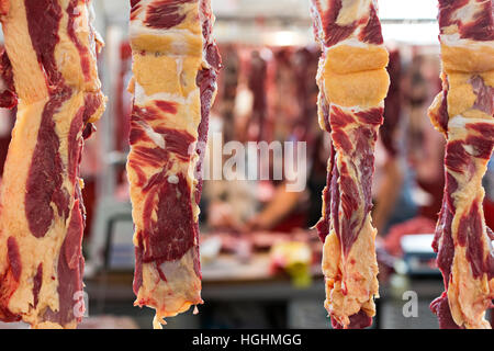 Carne appesi nel mercato della carne Foto Stock