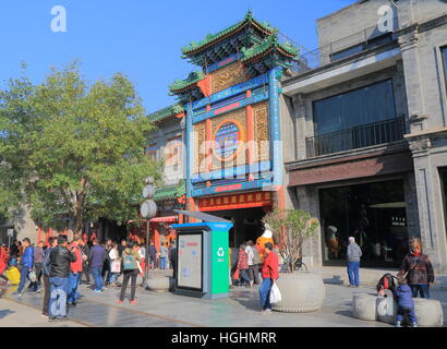 La gente visita Quanjude Pekin duck restaurant a Beijing in Cina. Foto Stock