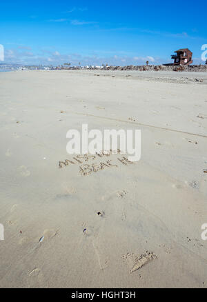 La parola 'Mission Beach' Scritta sulla sabbia. La Mission Beach, San Diego, California. Foto Stock