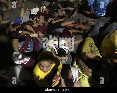 Manila, Filippine. 9 Gen, 2017. Le persone al di fuori di San Sebastian chiesa in attesa di 'Dungaw', una tradizione durante la festa del Nazareno nero dove Maria pigoli l immagine di Gesù nero come passa attraverso San Sebastian Chiesa, l unica chiesa di acciaio in Asia. © Sherbien Dacalanio/Pacific Press/Alamy Live News Foto Stock