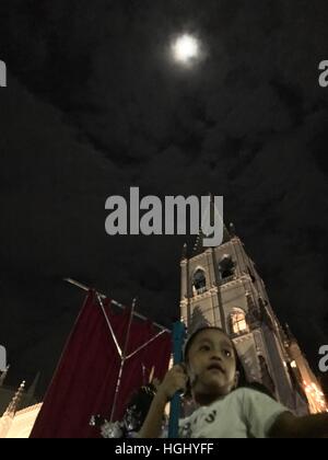 Manila, Filippine. 9 Gen, 2017. Le persone in attesa di 'Dungaw, una tradizione durante la festa del Nazareno nero dove Maria pigoli il Nazareno nero come passa attraverso San Sebastian Chiesa, l unica chiesa di acciaio in Asia. © Sherbien Dacalanio/Pacific Press/Alamy Live News Foto Stock