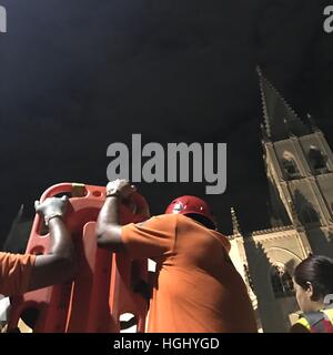 Manila, Filippine. 9 Gen, 2017. I medici al di fuori di San Sebastian chiesa dove l annuale 'dungaw' avrà luogo. 'Dungaw' è una tradizione durante la festa del Nazareno nero dove Maria pigoli il Nazareno nero come passa attraverso San Sebastian Chiesa, l unica chiesa di acciaio in Asia. © Sherbien Dacalanio/Pacific Press/Alamy Live News Foto Stock