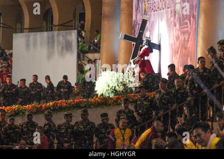 Manila, Filippine. 9 Gen, 2017. Il Nazareno nero è circondato dai membri dei militari filippini, pochi minuti prima di iniziare la Traslcacion del Nazareno, una processione che si svolge ogni anno per commemorare il trasferimento dell'icona da San Nicolas Chiesa al Luneta area a Quiapo chiesa nel tardo Ottocento. © Dennis Jerome Acosta/Pacific Press/Alamy Live News Foto Stock