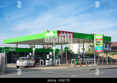 ASDA 24 ore stazione di benzina, Chertsey Lane, Egham Hythe, Surrey, England, Regno Unito Foto Stock