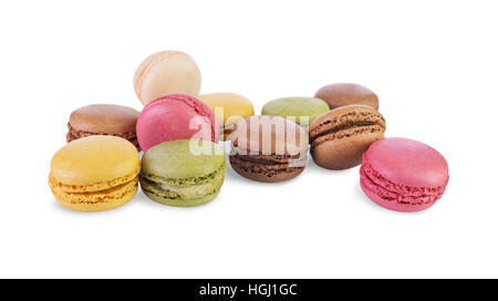 Colorati e gustosi Macarons francese isolato su sfondo bianco Foto Stock