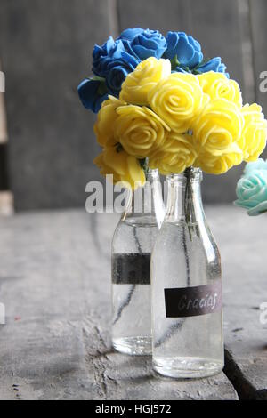 Gracias, grazie in spagnolo, tag e fiori in una bottiglia Foto Stock